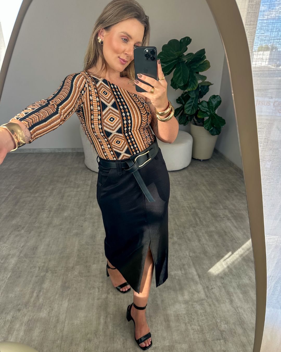 Saia Mídi com Fenda Frontal