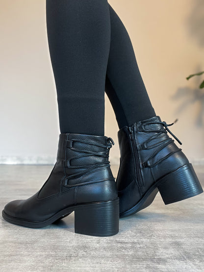 Bota Couro com Amarração Atrás