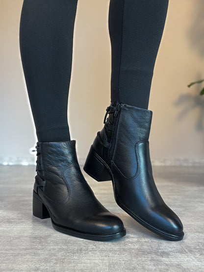 Bota Couro com Amarração Atrás