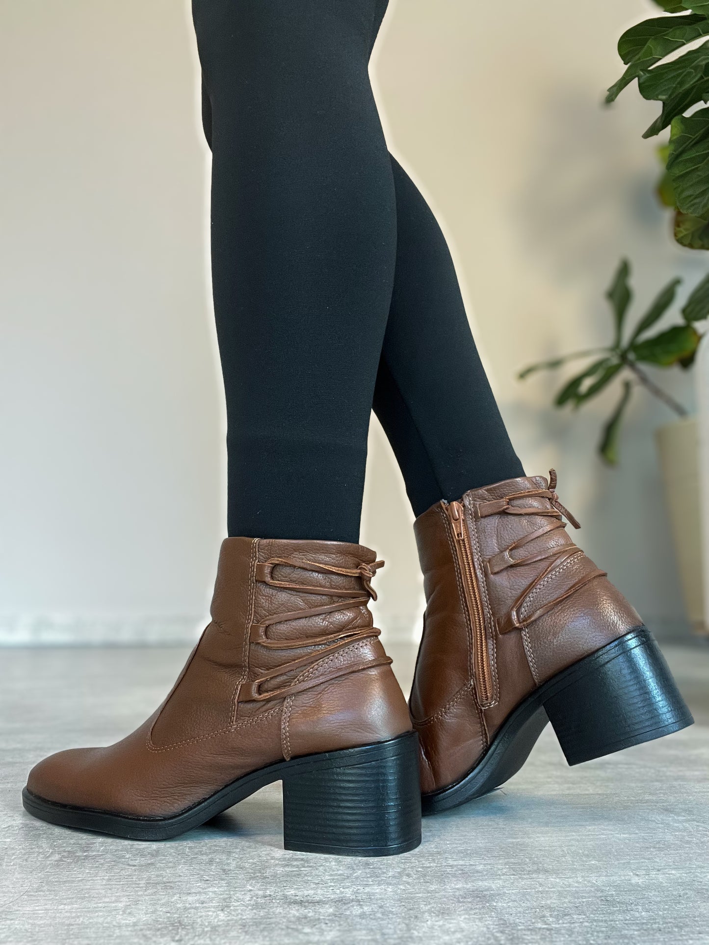 Bota Couro com Amarração Atrás
