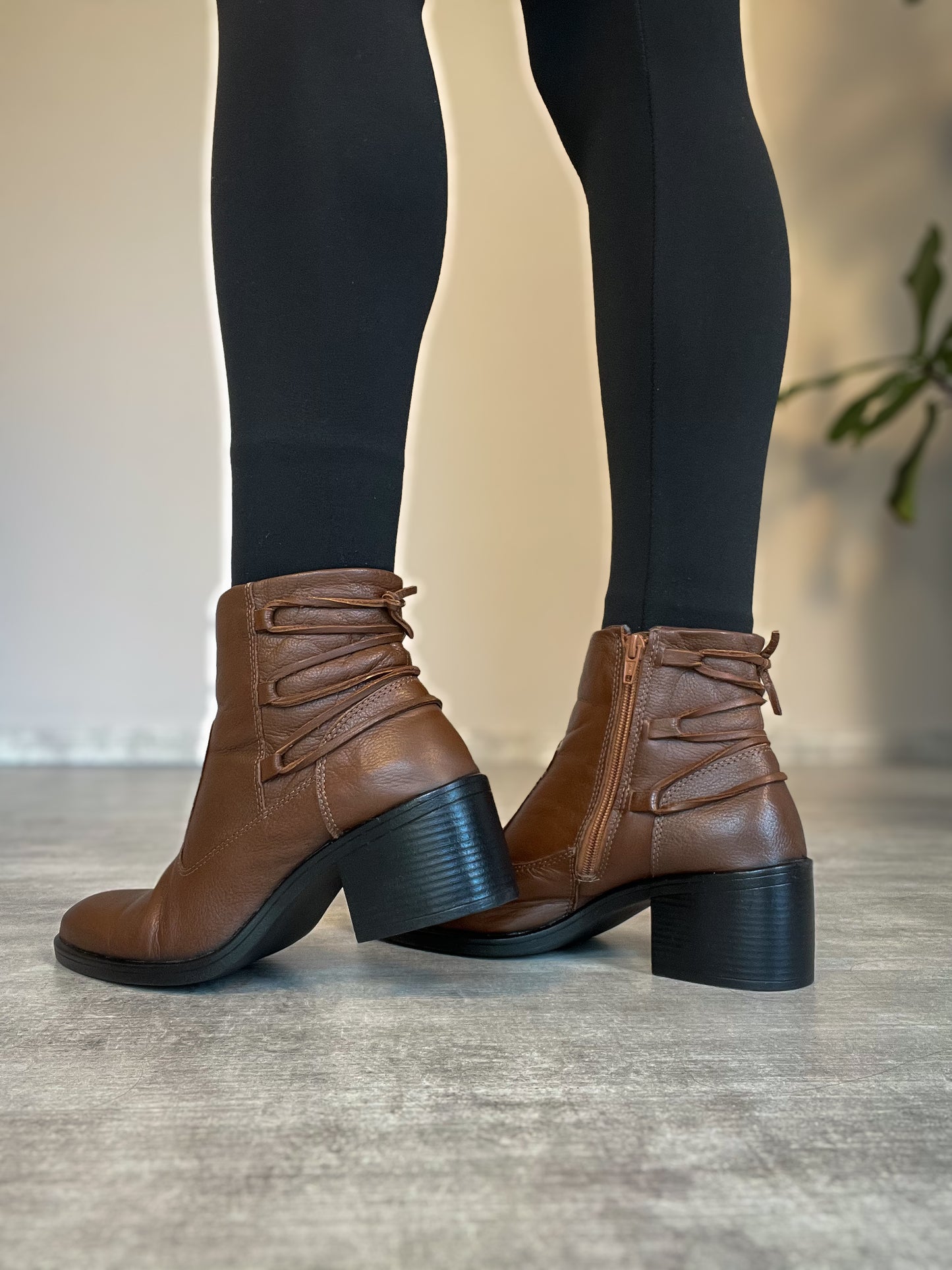 Bota Couro com Amarração Atrás