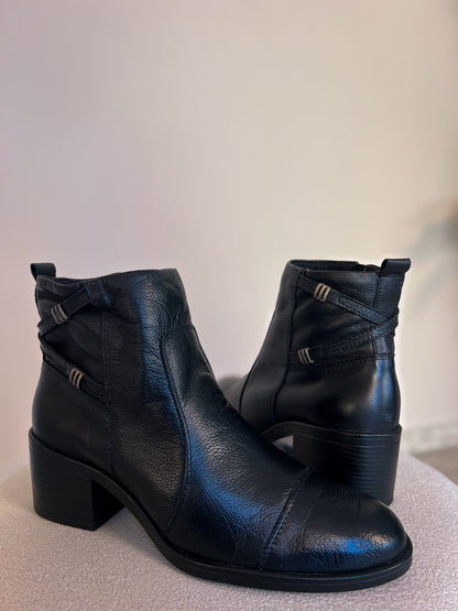 Bota Cano Curto com Salto Grosso
