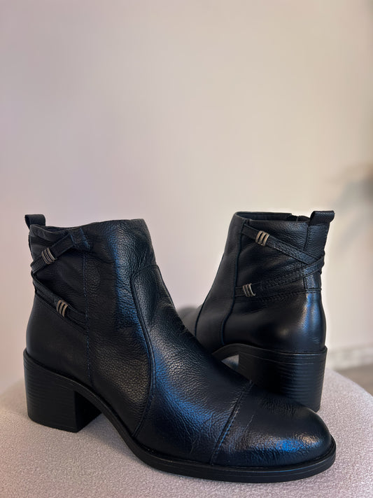 Bota Cano Curto com Salto Grosso