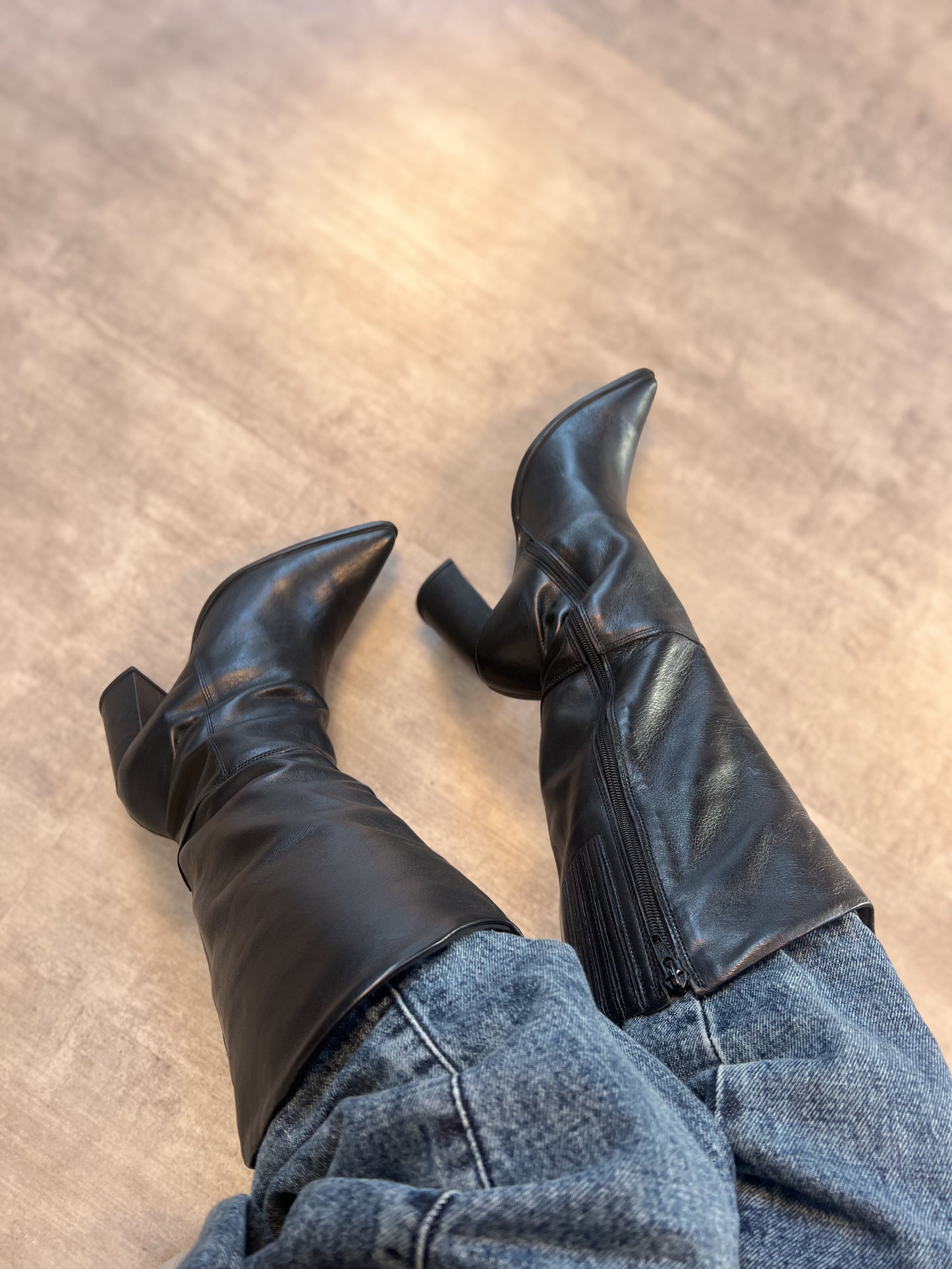 Bota Cano Longo com Detalhe em Elástico e Salto Quadrado