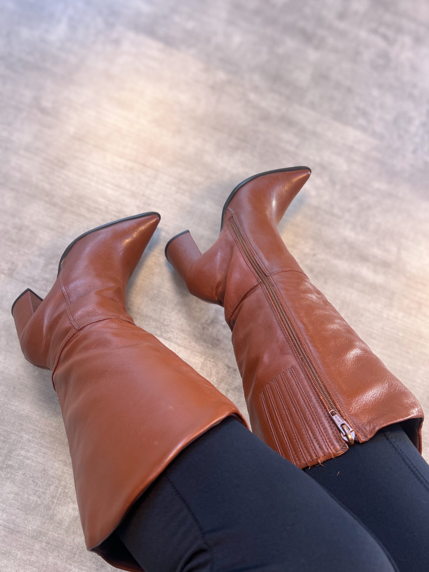 Bota Cano Longo com Detalhe em Elástico e Salto Quadrado