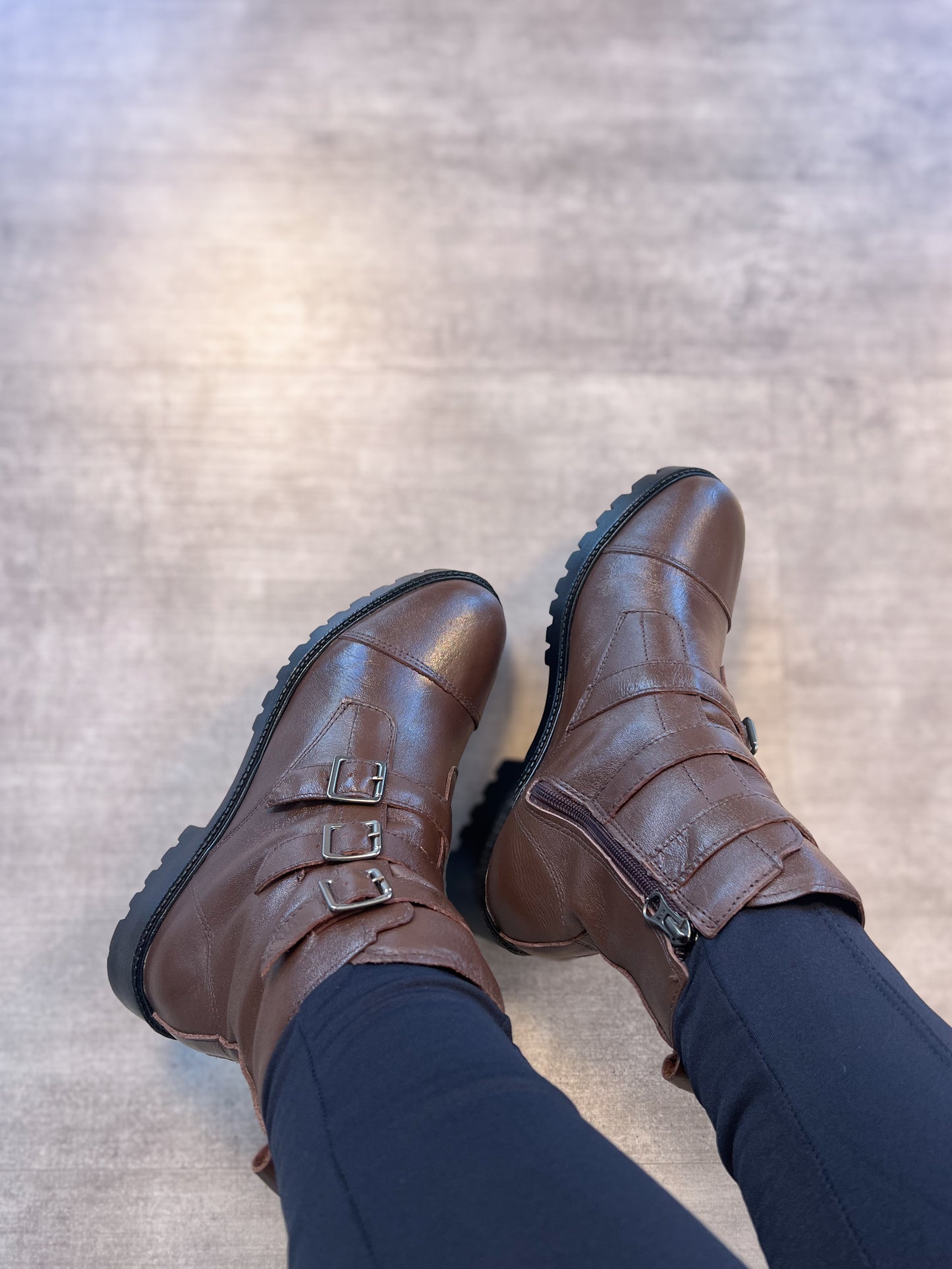 Bota de cano curto e três tiras com fivelas frontais