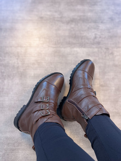 Bota de cano curto e três tiras com fivelas frontais