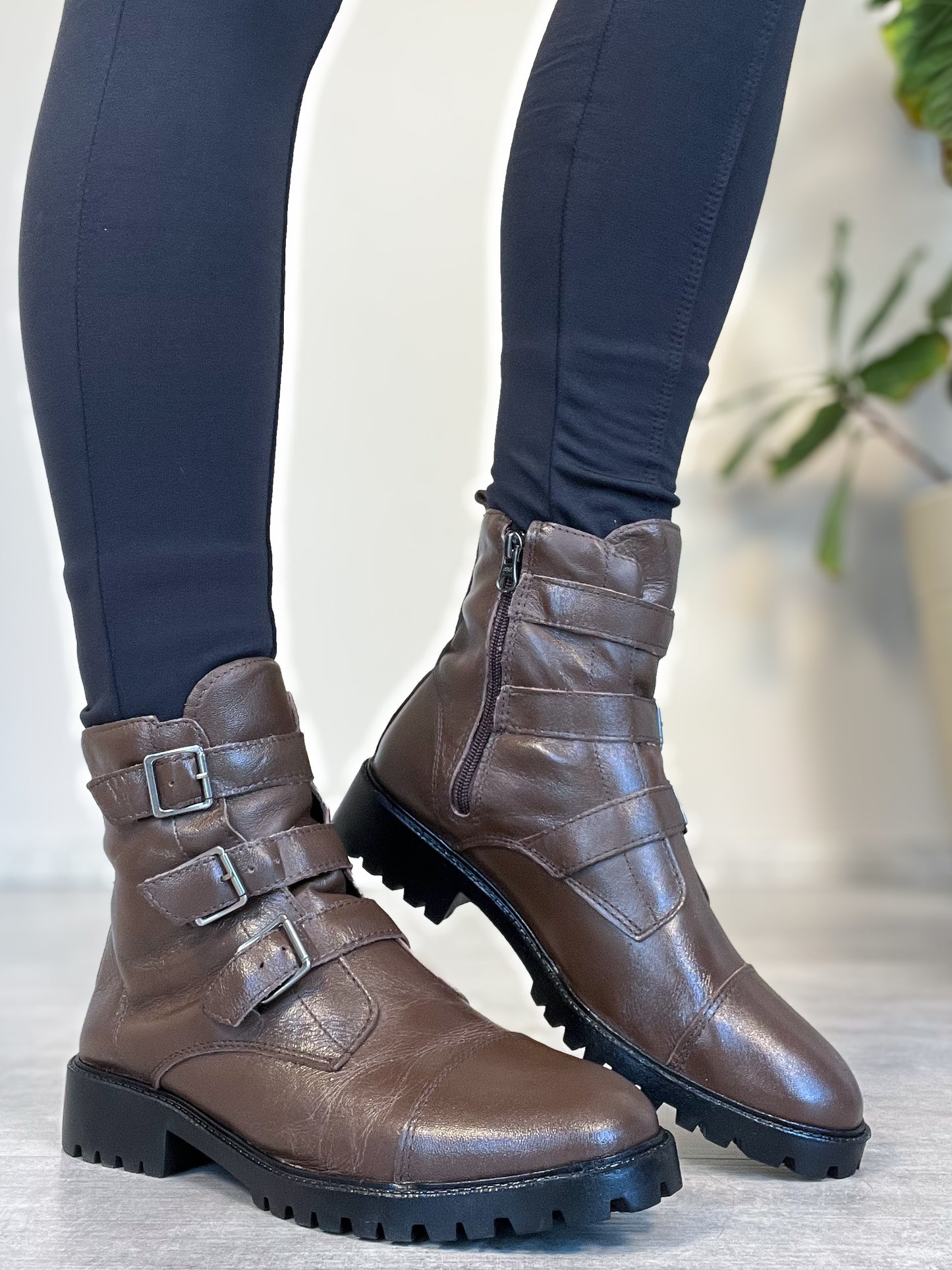Bota de cano curto e três tiras com fivelas frontais