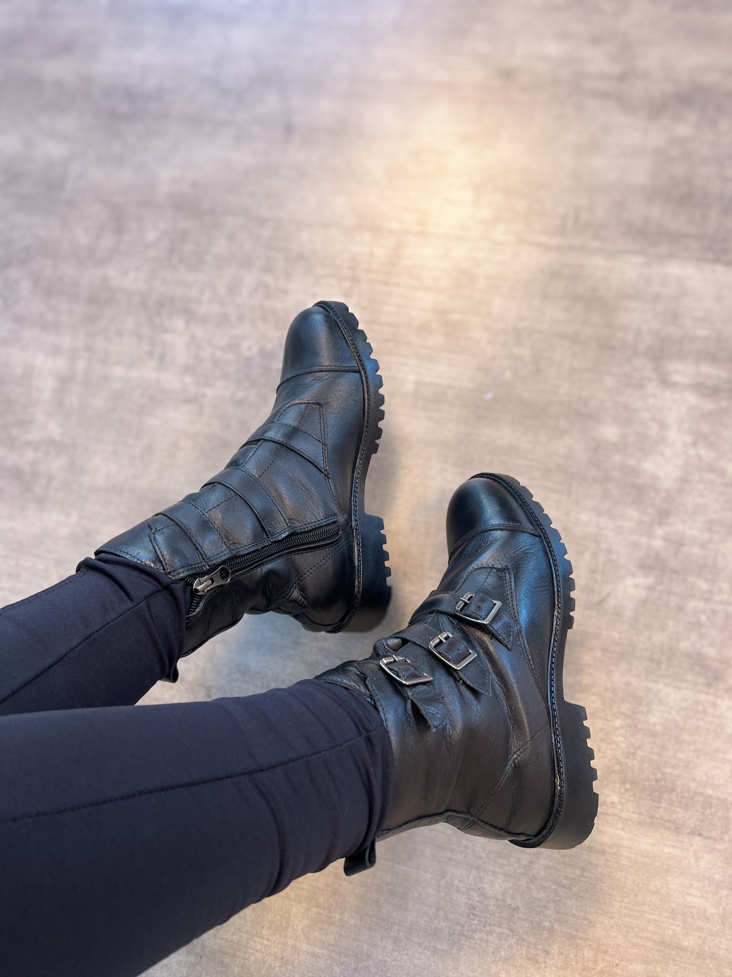 Bota de cano curto e três tiras com fivelas frontais