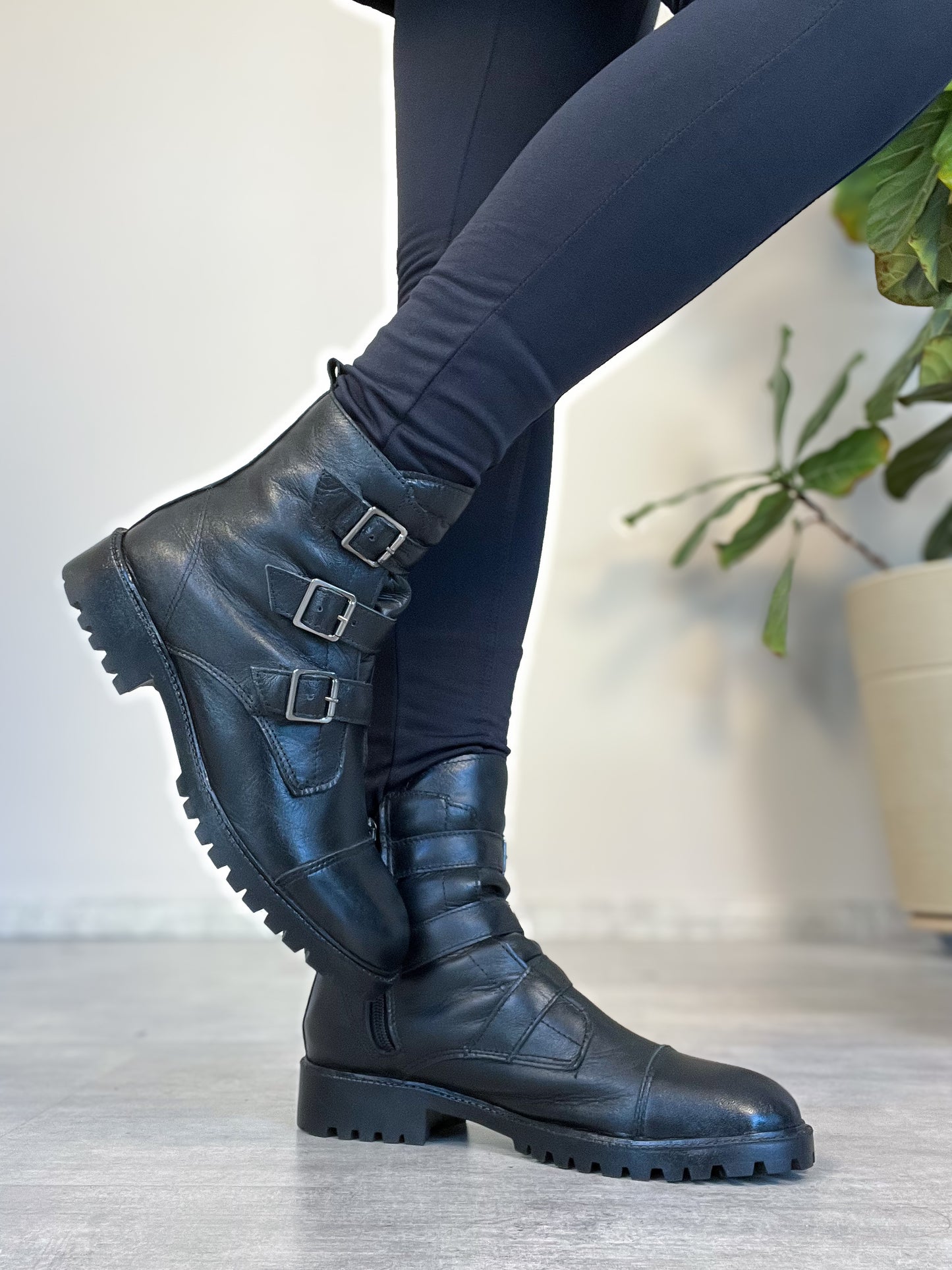 Bota de cano curto e três tiras com fivelas frontais
