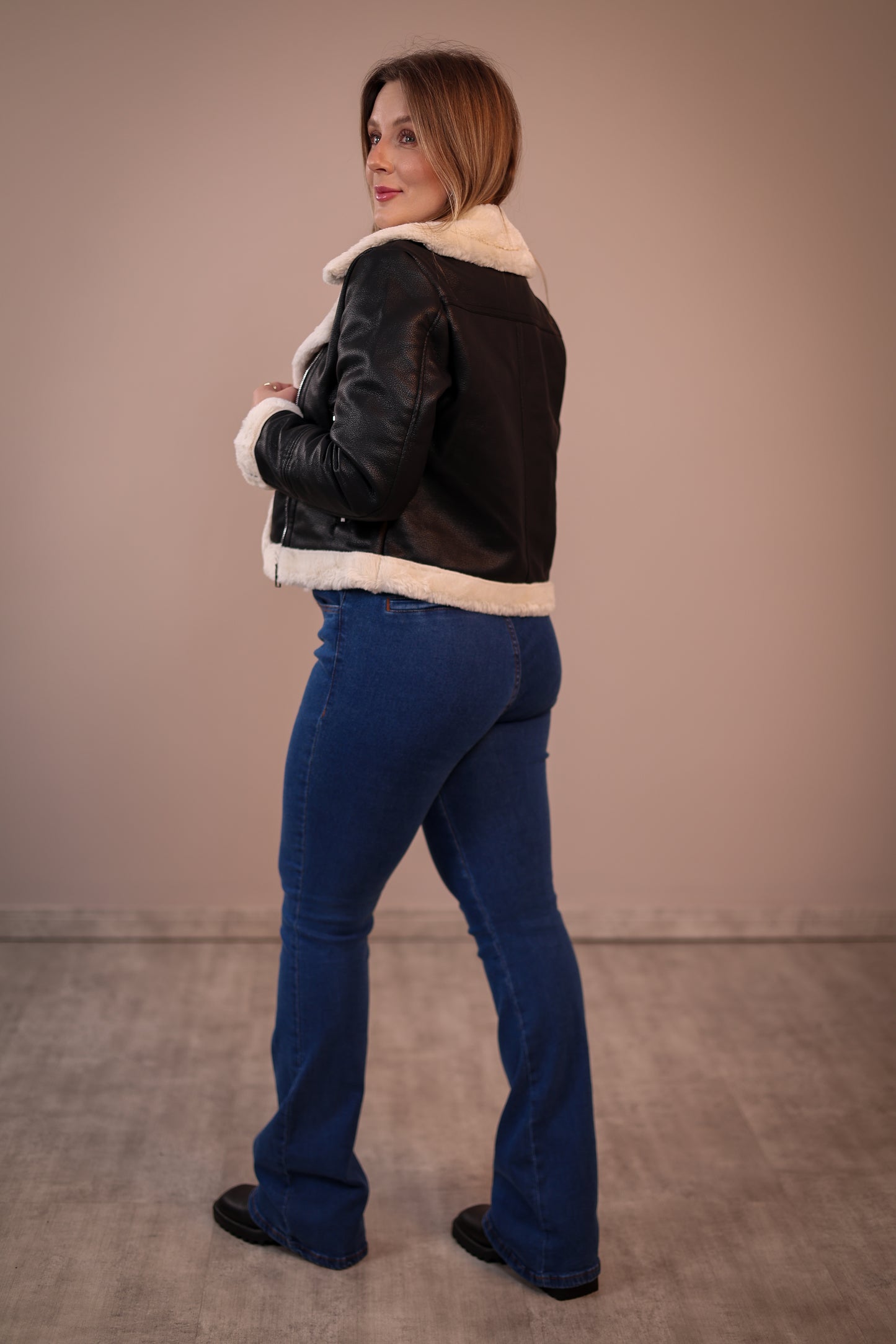 Calça Jeans Flare Lavagem Média