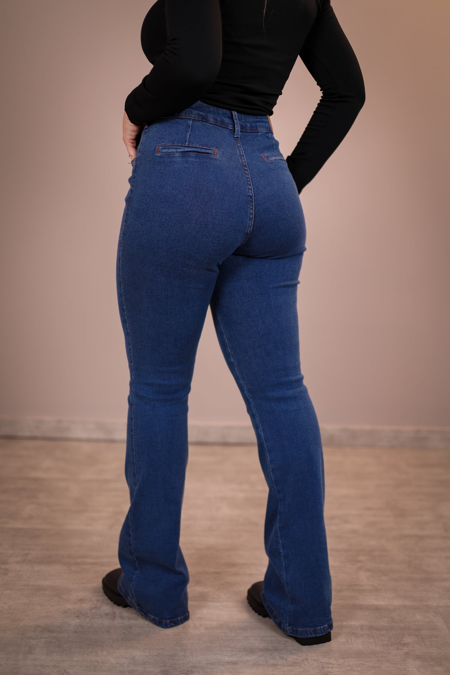 Calça Jeans Flare Lavagem Média