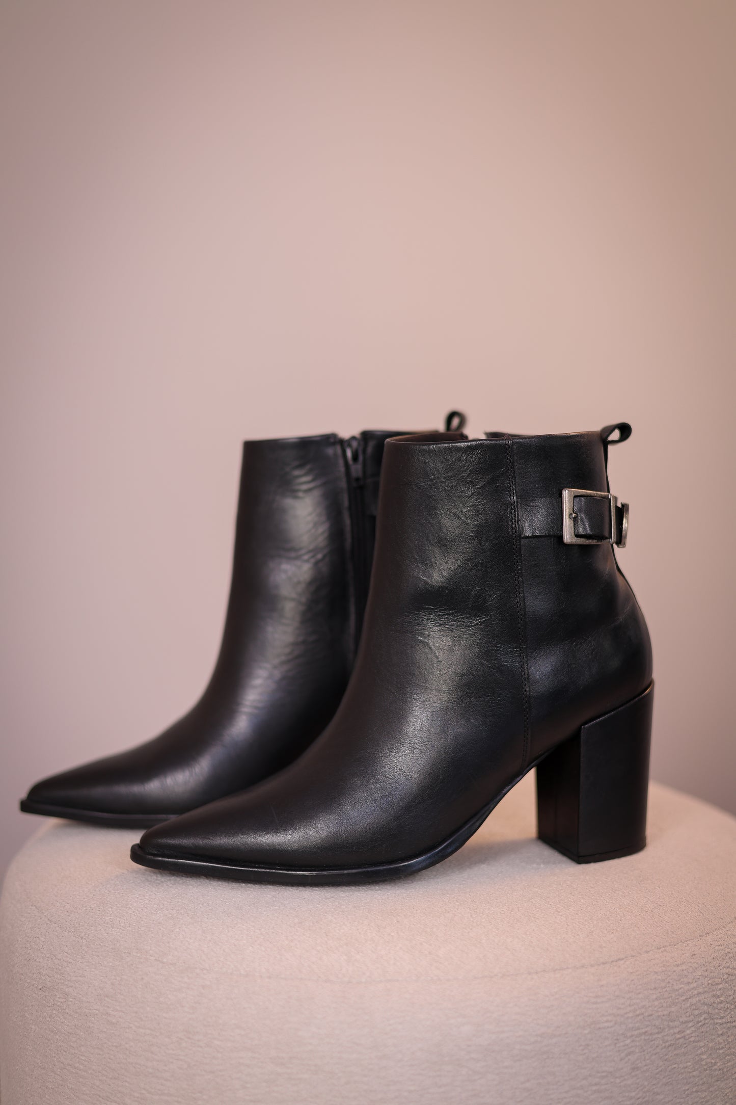 Bota Bico Fino Detalhe em Fivela