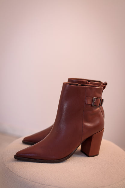 Bota Bico Fino Detalhe em Fivela