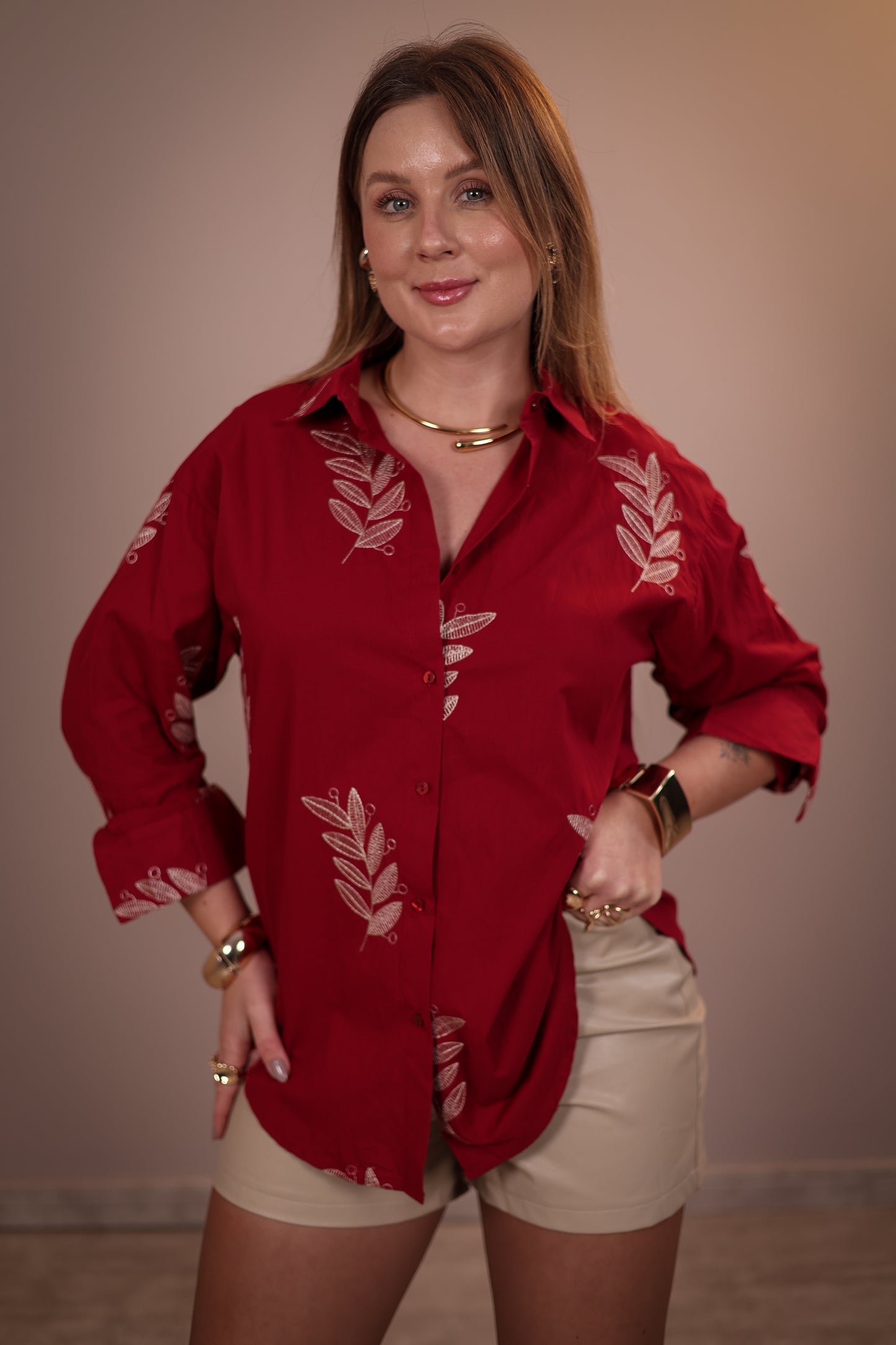 Camisa Manga Longa Bordada com Folhagem