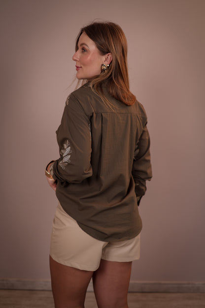 Camisa Manga Longa Bordada com Folhagem