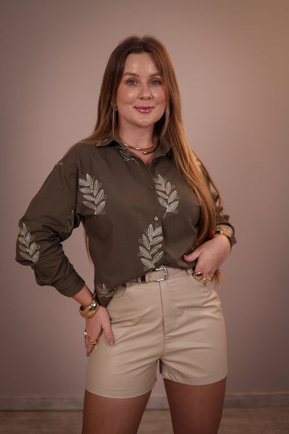 Camisa Manga Longa Bordada com Folhagem