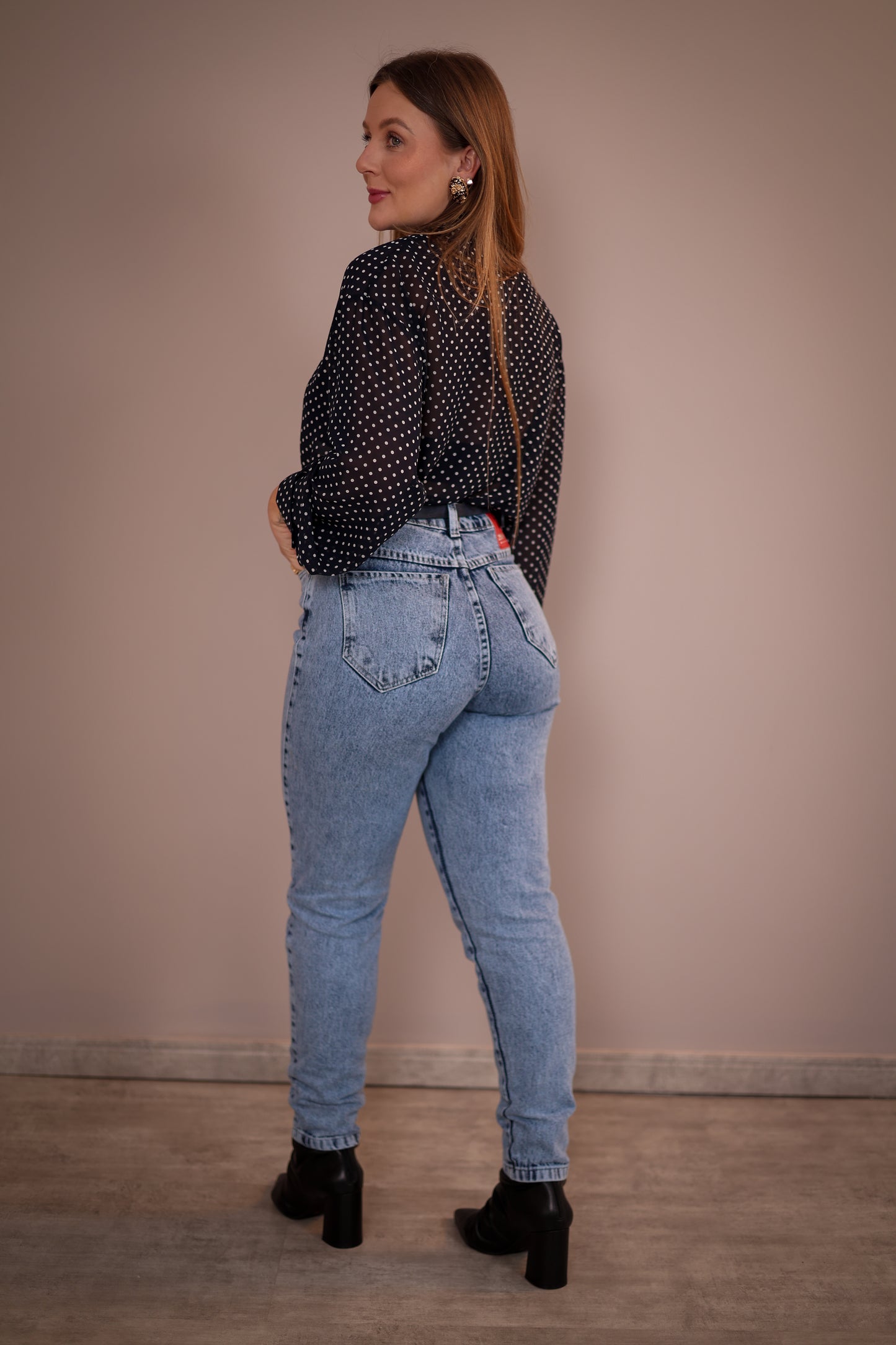 Calça Jeans Mom Marmorizada Escura