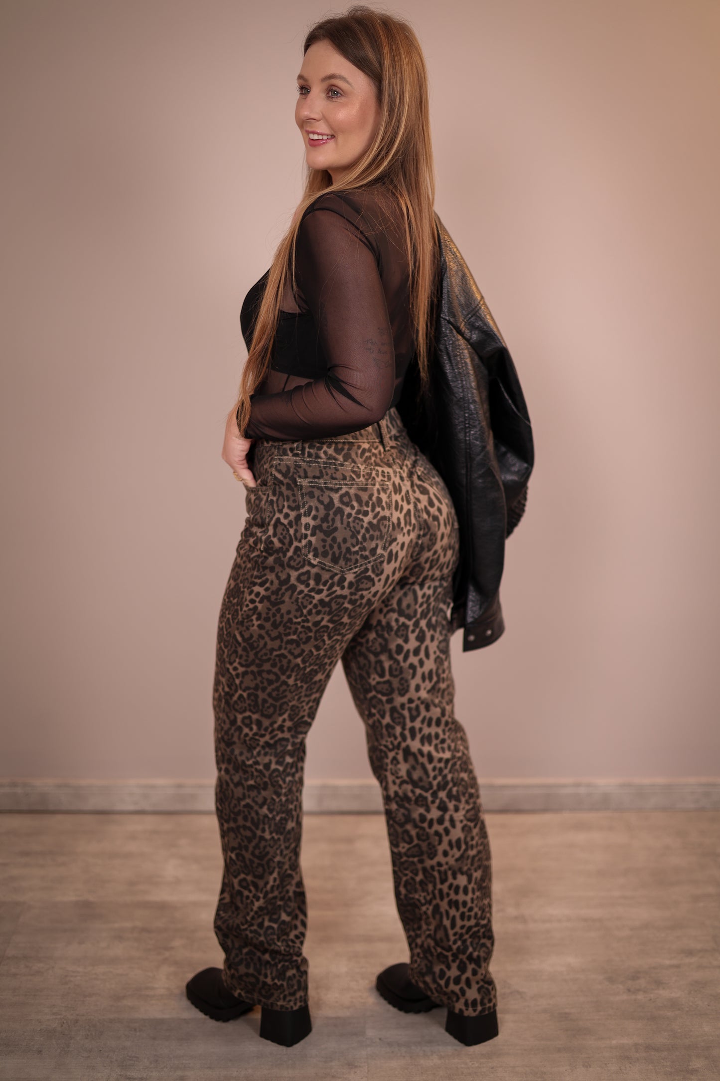 Calça Jeans Semi Wide Leg Animal Print