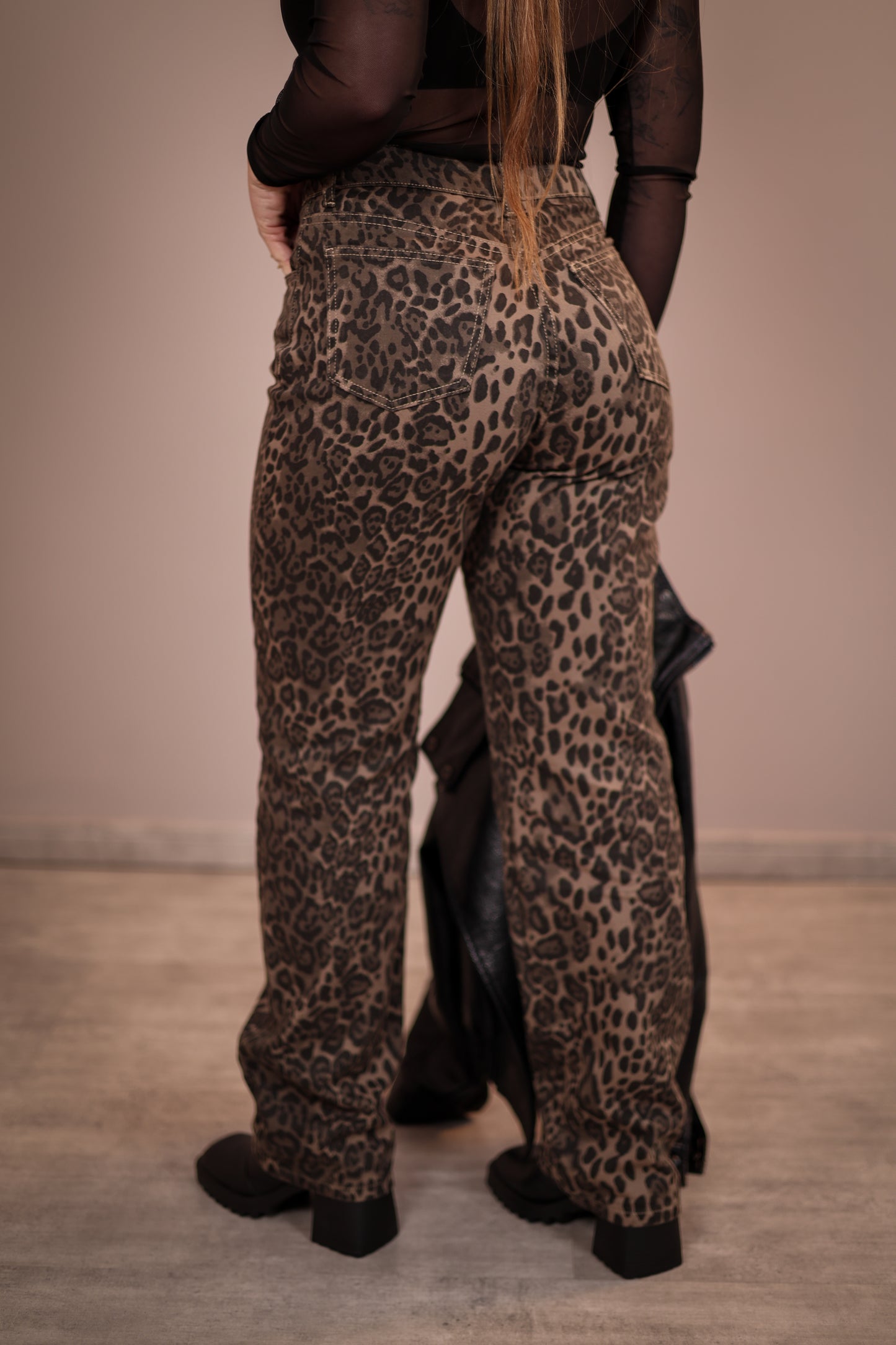 Calça Jeans Semi Wide Leg Animal Print