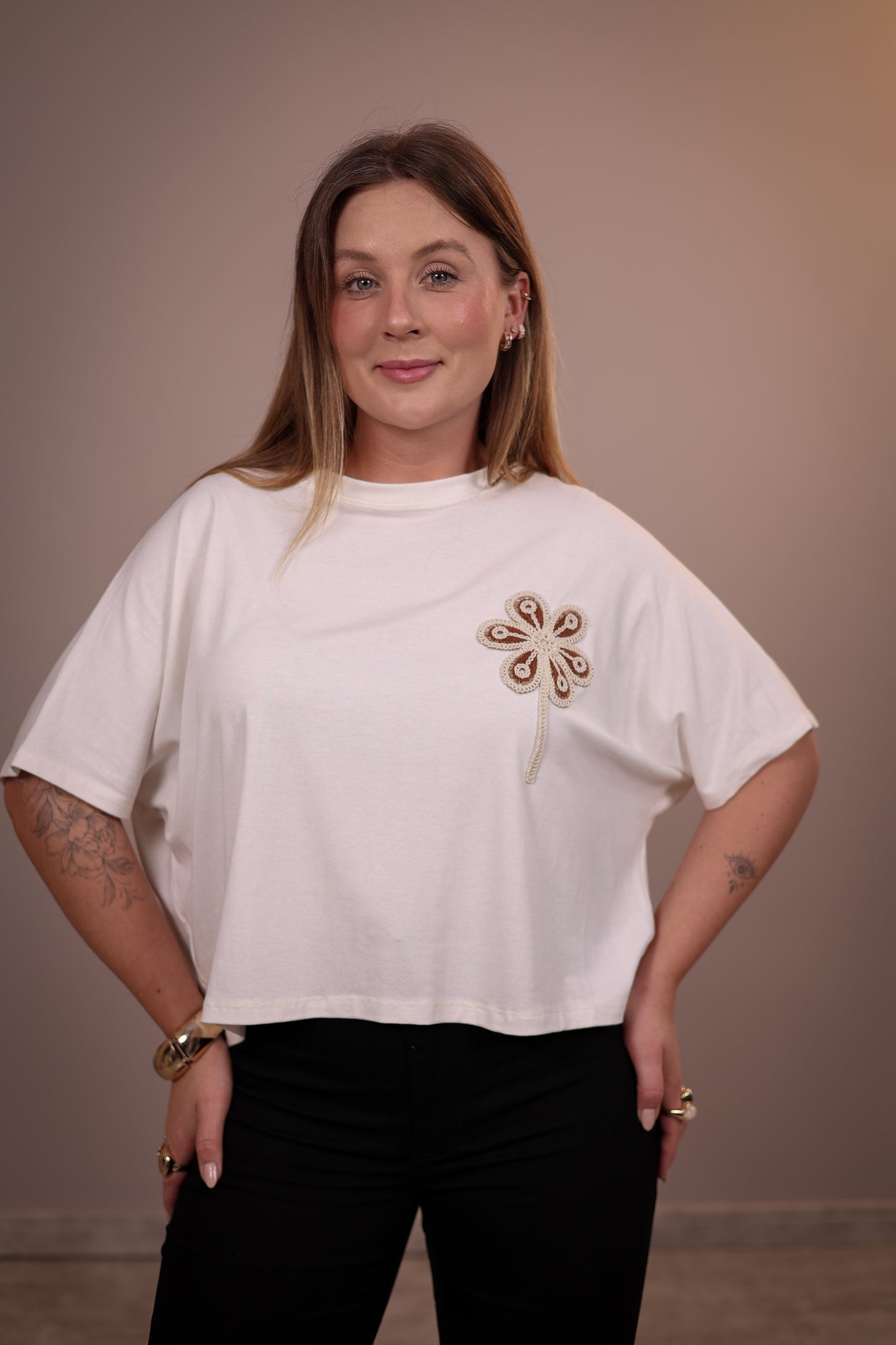 Blusa Ampla Bordado Flor